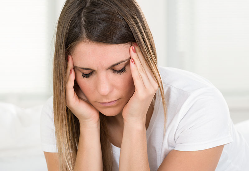 Frau mit Kopfschmerzen